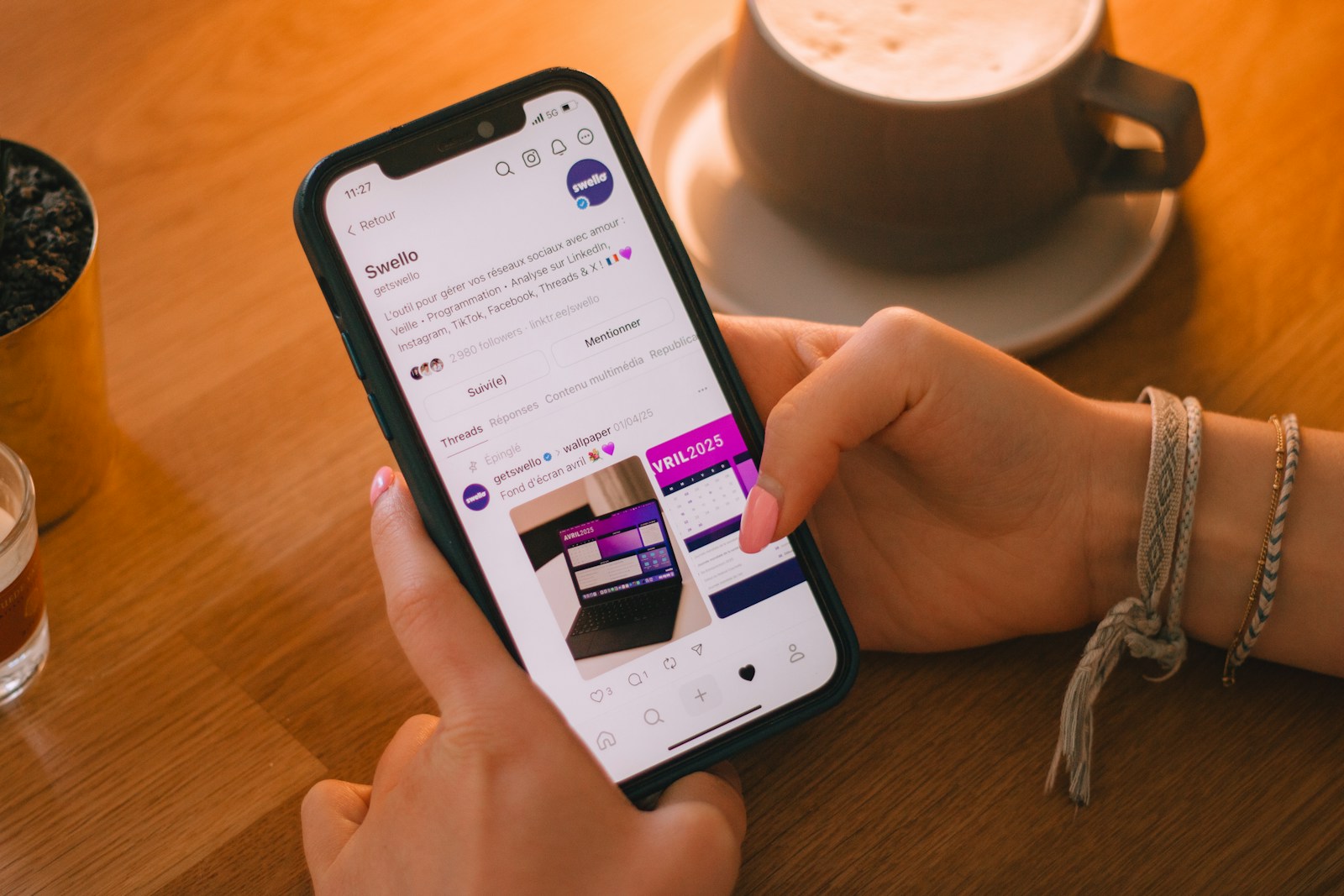 Korisnik skenira sadržaj web stranice na mobitelu