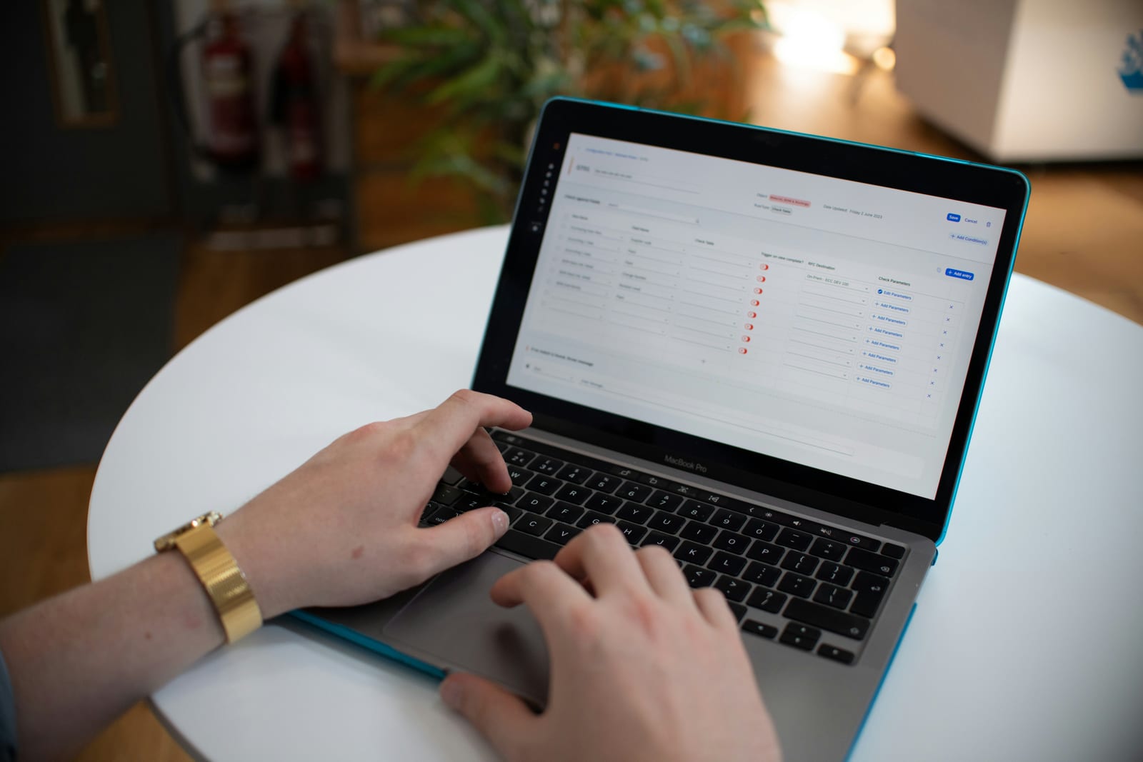 Osoba radi na laptopu s otvorenom tablicom podataka