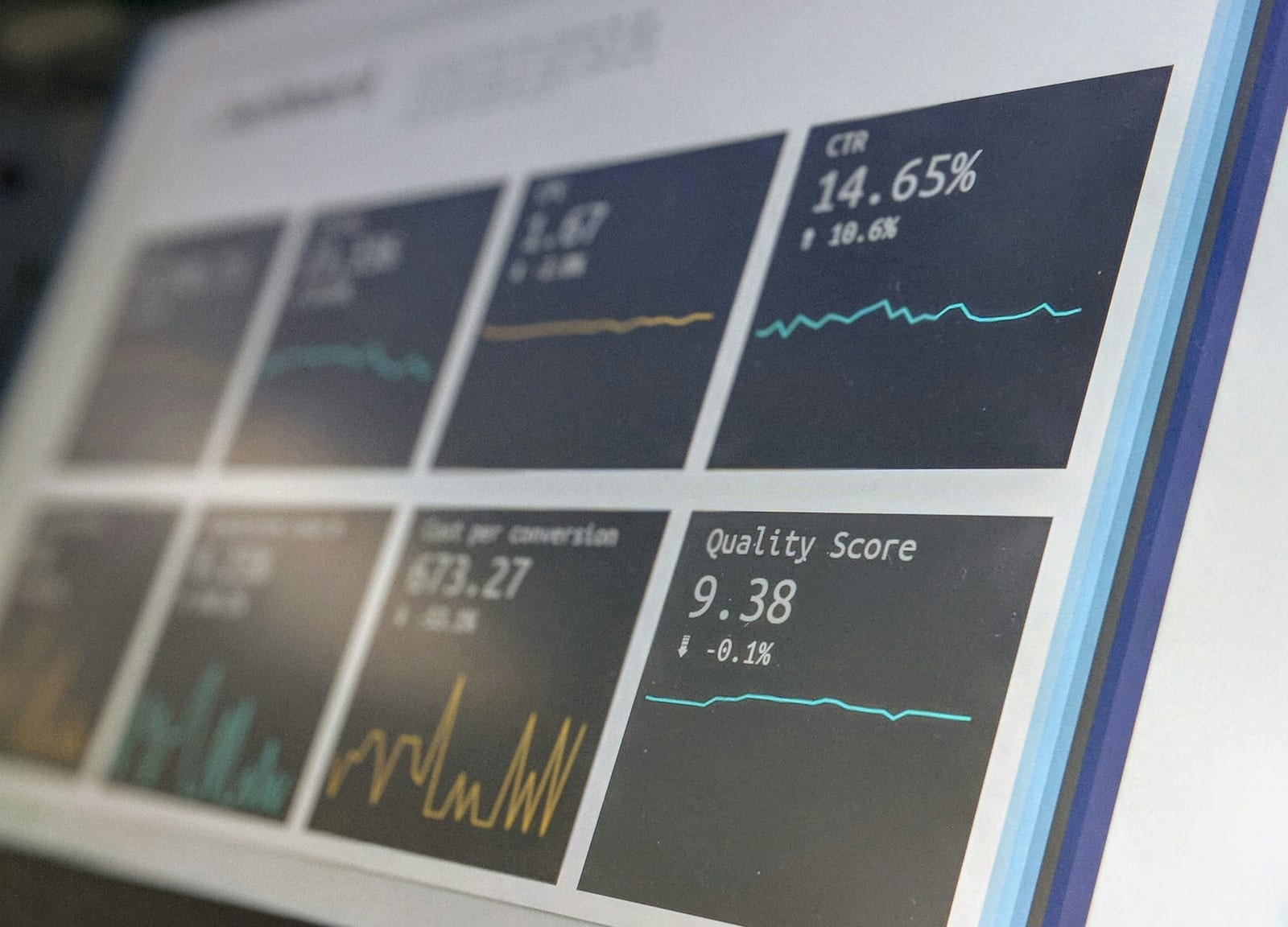 Dashboard s poslovnim podacima na ekranu laptopa
