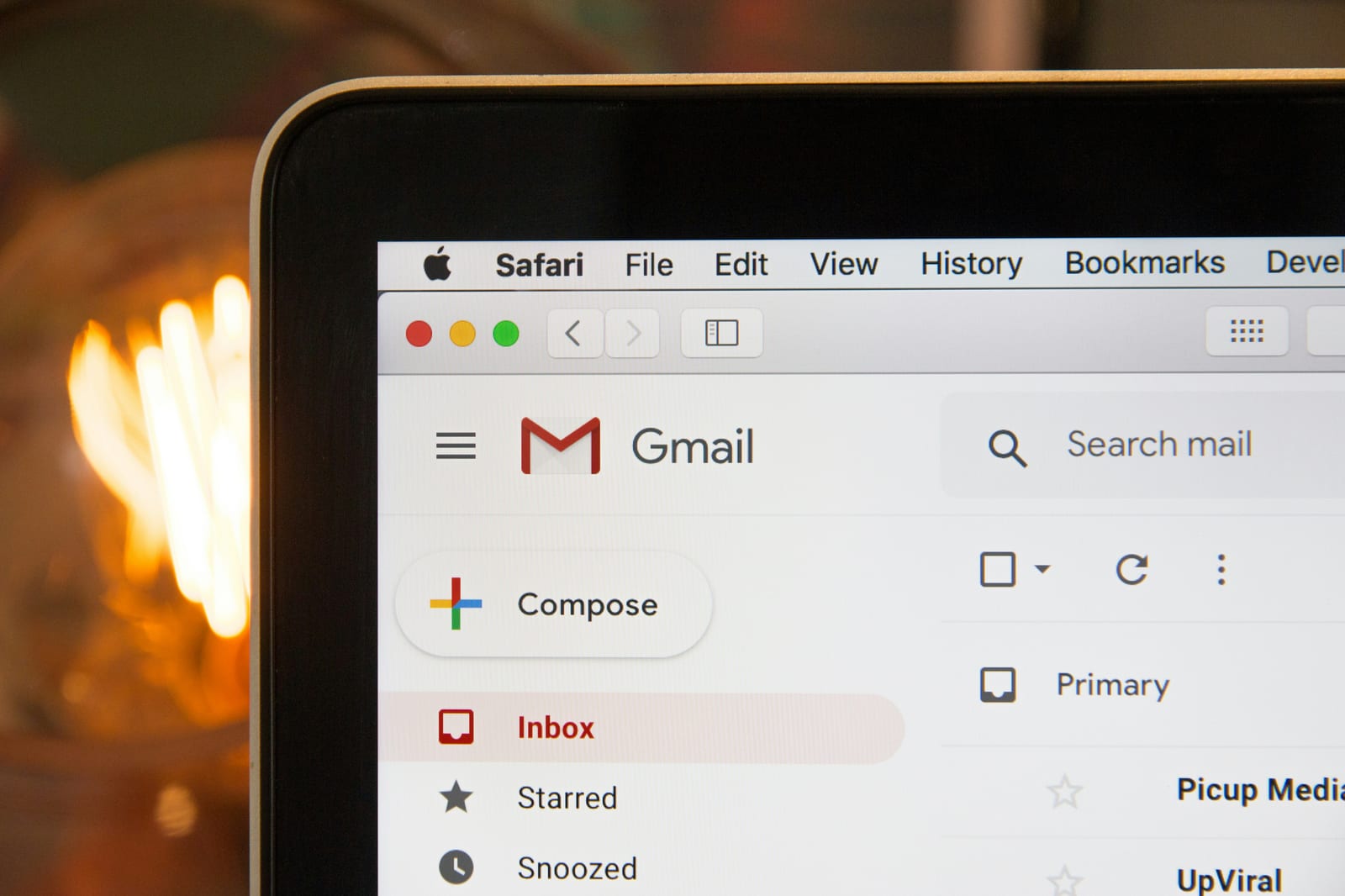 Laptop s otvorenim inboxom za pregled mailova kupaca