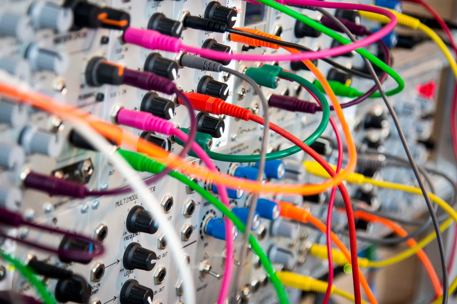 Mnoštvo isprepletenih žica i kablova spojenih na elektroničku opremu.
